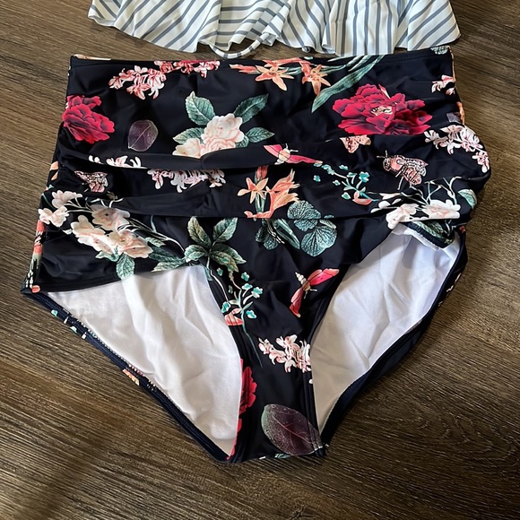 (27)NWT Cocoship bikini - Picture 3 of 4